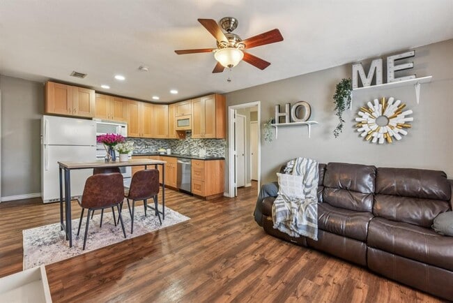 Building Photo - 1624 Aquarena Springs Dr Unit B111