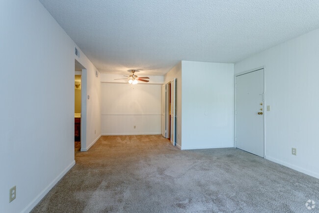 1BR, 1BA - 660 SF