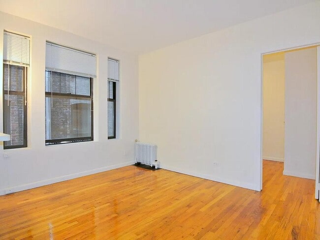 Building Photo - 3117 Broadway Unit 26