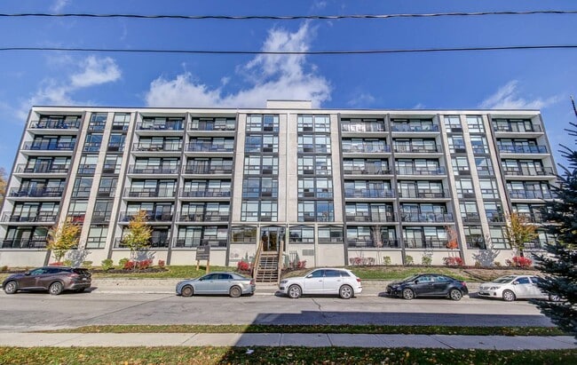 Building Photo - 270 E Spadina Rd