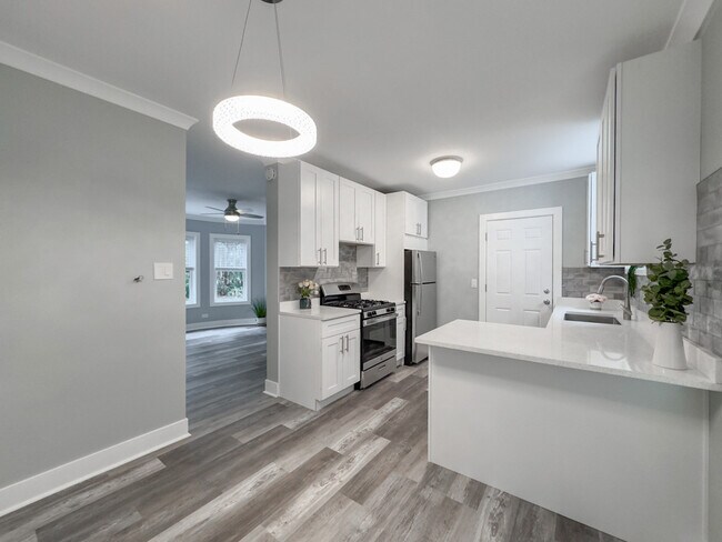 Building Photo - 2125 W Giddings St Unit J03P