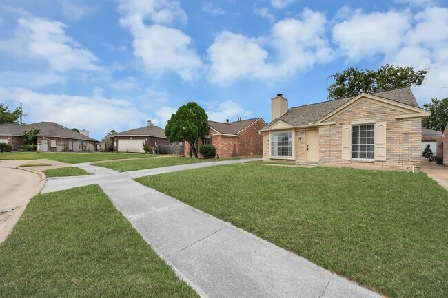 5546 Santrey Dr