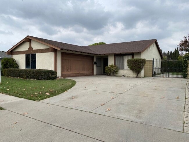 Building Photo - 3 Bedroom 2 Bath Home ,