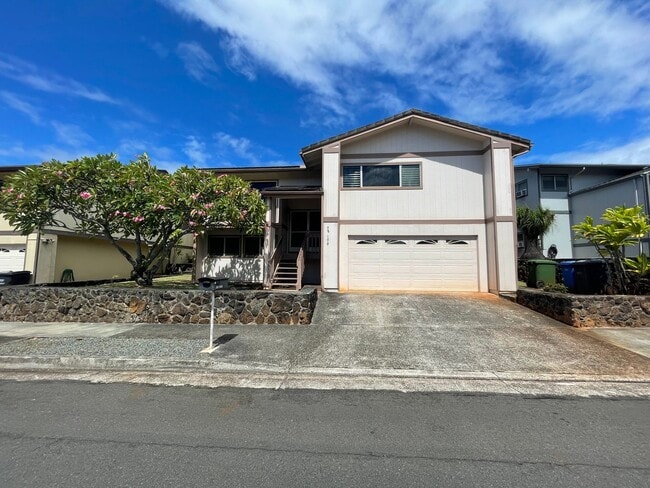 Building Photo - Desirable Newtown Home