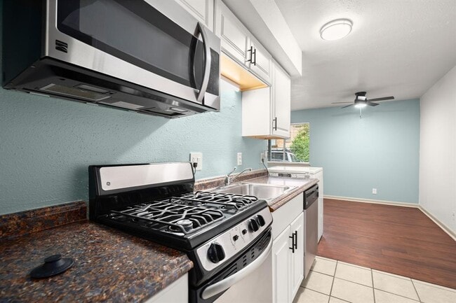 Building Photo - 1010 W 23rd St Unit 3