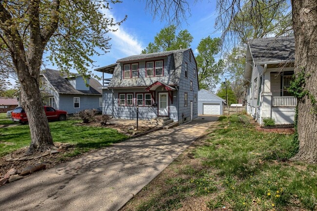 Photo - 6 Month Lease! 3Bed 2Bath with 3 Stall Garage!