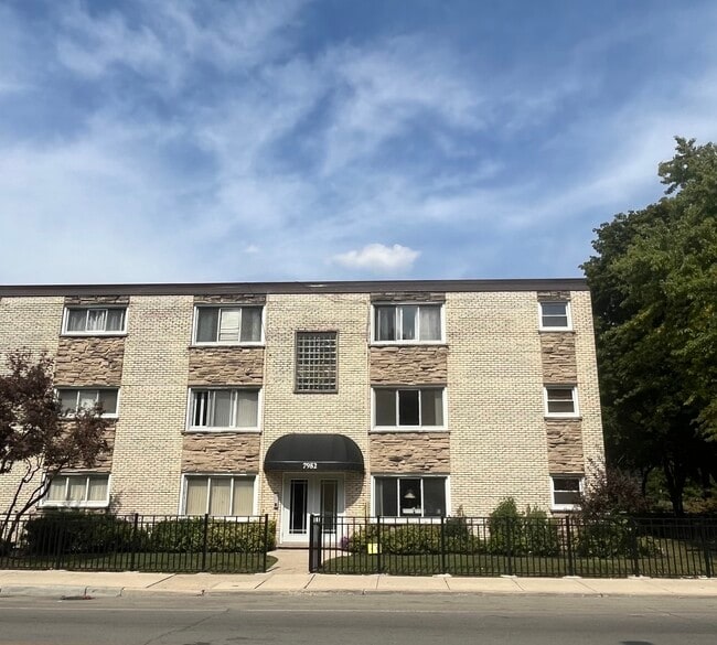 Building Photo - 7952 Madison St Unit 3W