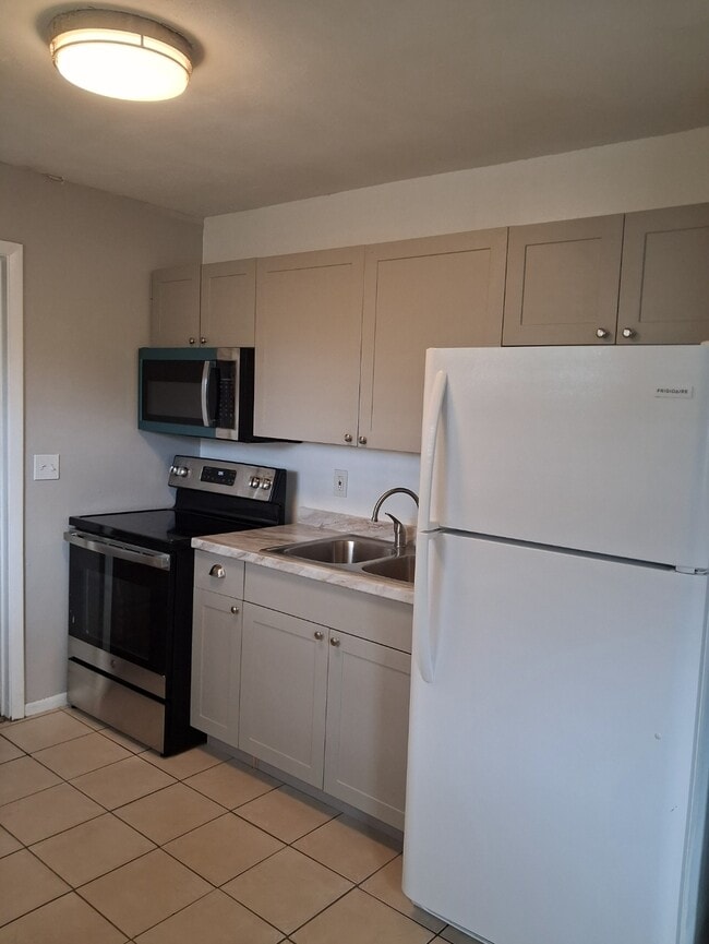 Building Photo - 5301 E 18th Avenue Unit Apt A