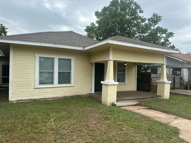 Building Photo - 2 bed 1 bath; AVAILABLE NOW!