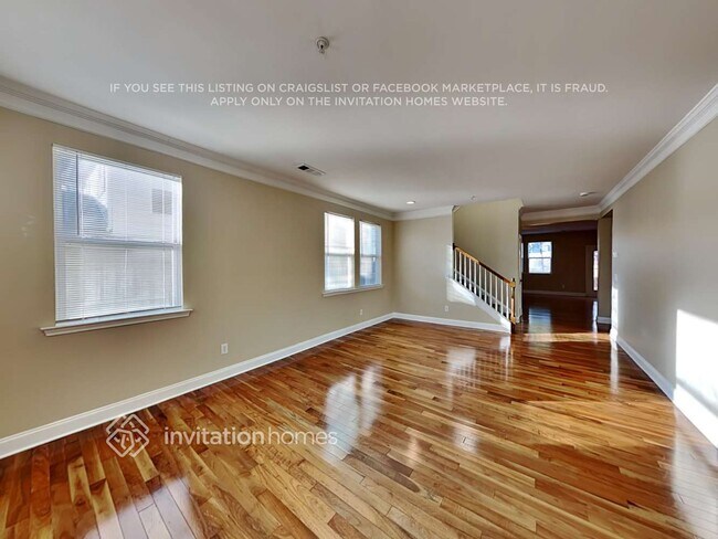 Photo - 380 Roseglen Dr NW