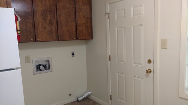 Washer/dryer hookups. - 105 Debra Ln Unit 105