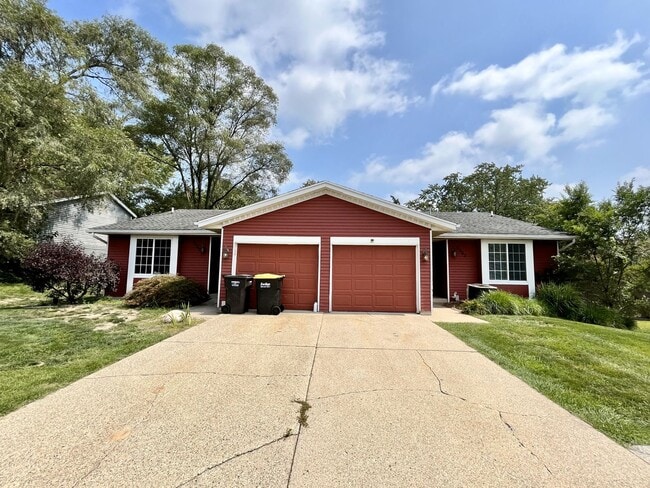 Building Photo - Four Bedroom Duplex in Kentwood