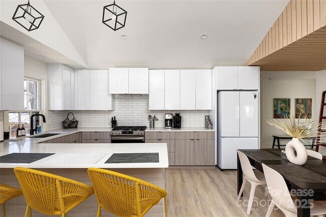 Photo - 1901 S Mint St