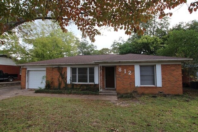 Building Photo - Charming 3 Bedroom 2 Bath Near TJC!