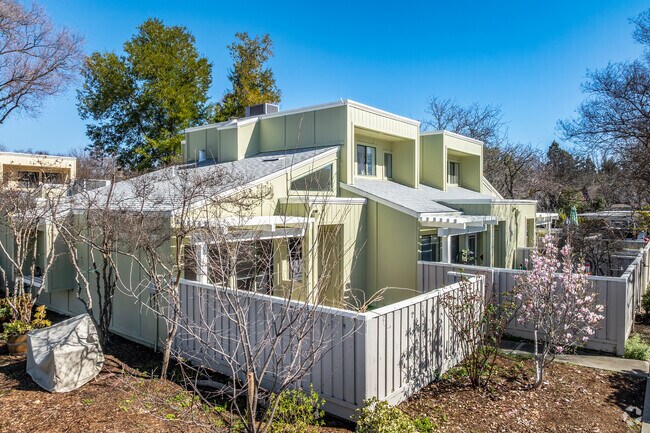 Vista alternativa del edificio - Dos Pinos