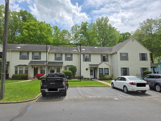 Building Photo - Rare opportunity in North Edison! Spacious 2-bed and 1.5-bathroom townhouse!