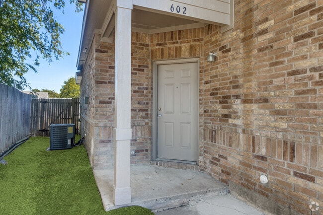 Building Photo - 602 E College Ave Rental