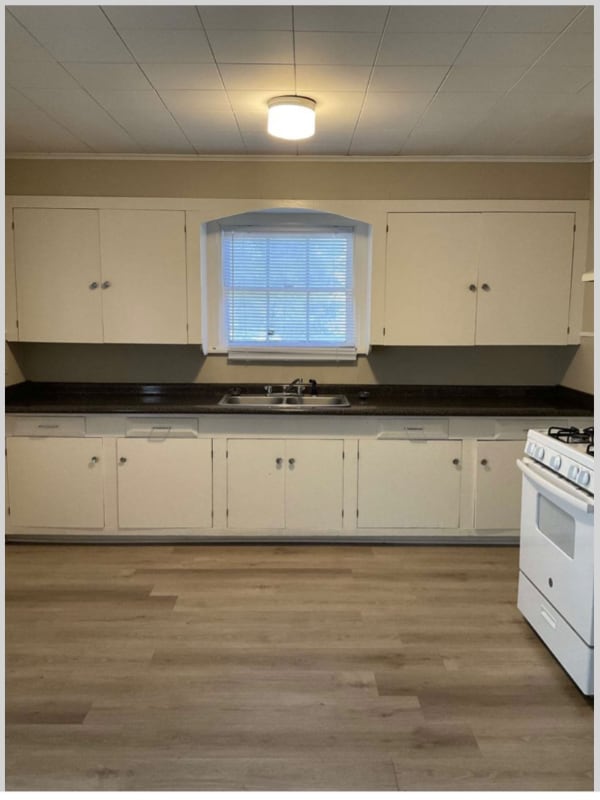 Photo - 404 Vivion St