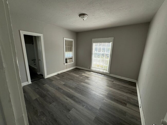 Photo - 1142 Lyle St