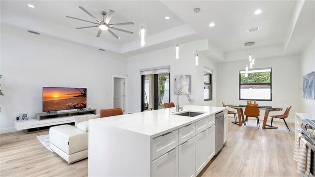 Photo - 306 E Clay Ave