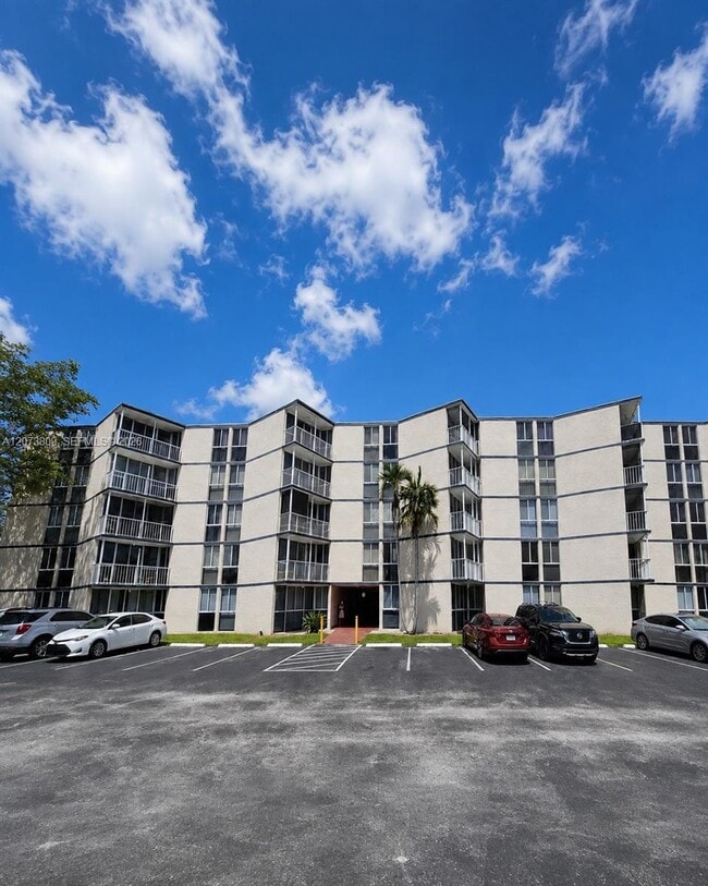 Building Photo - 7075 NW 186th St Unit C208