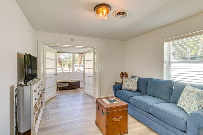 Building Photo - 2042 37th Ave Unit ID1385903P