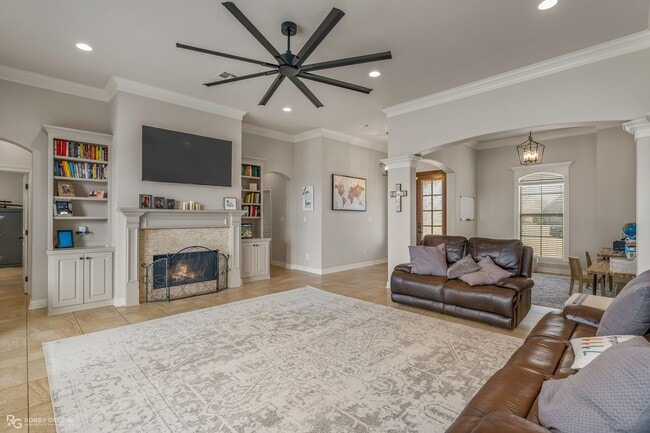 Photo - Beautiful 4 bedroom/4 Bathroom Home with a Peaceful Backyard