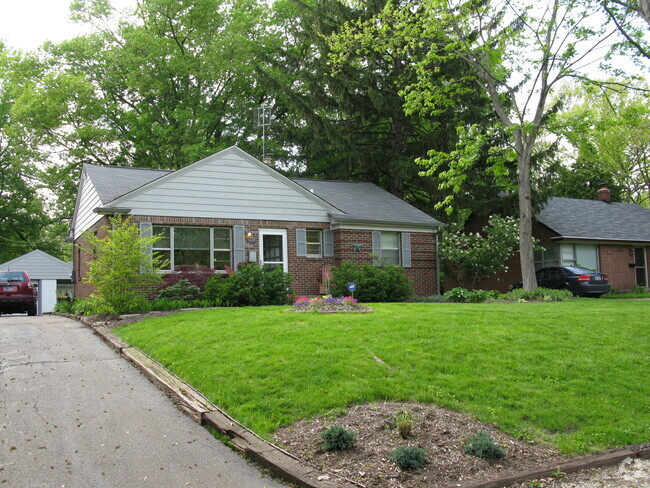 Building Photo - 5614 Rosslyn Ave Rental