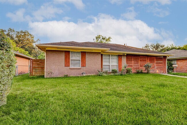 Photo - 230 Bizerte St