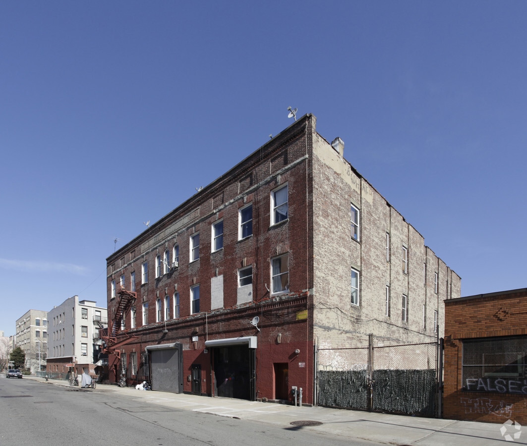 Photo - 281 N 7th St Apartments