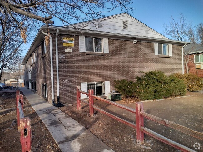 Building Photo - 1941 Clinton St Rental
