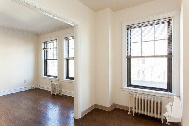 462 W Briar Pl Unit 3D