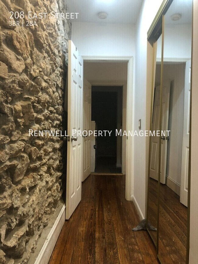 Photo - 208 East St