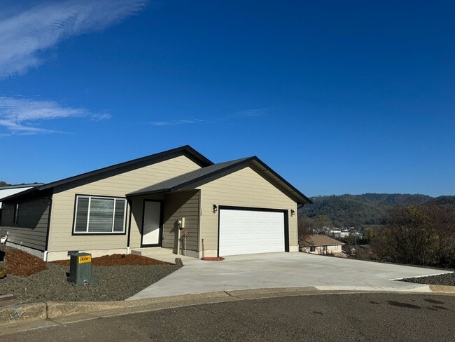 Building Photo - Newer 3 Bed 2 Bath Home In Roseburg