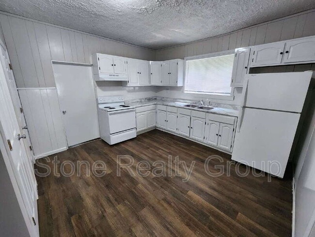 Photo - 1102 Circle Dr