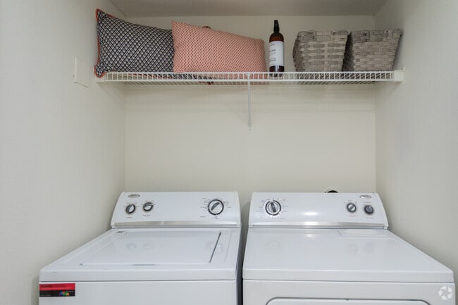 2BR, 2BA - 862SF