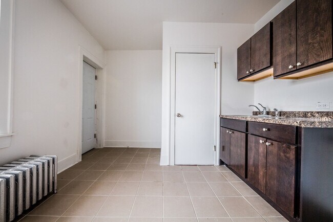 5328 W Harrison