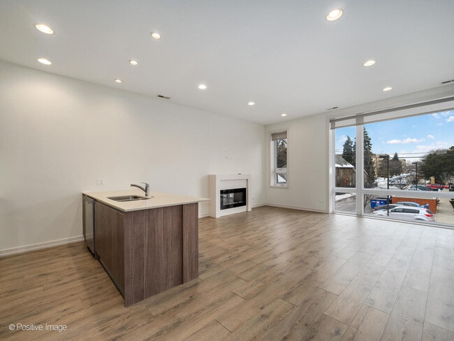 Photo - 4111 N Narragansett Ave Unit 204