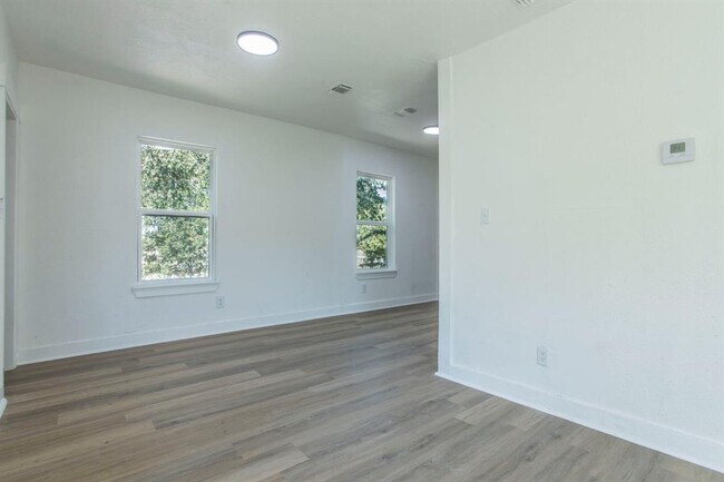 Photo - 2215 N Elmendorf St Casa