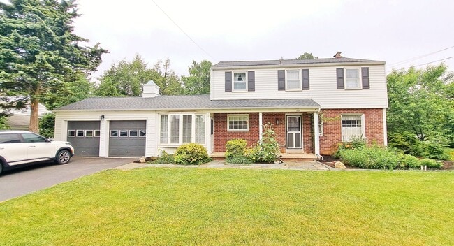 Building Photo - Fully Furnished 4 Bed / 1-1/2 Bath Single ... Rental