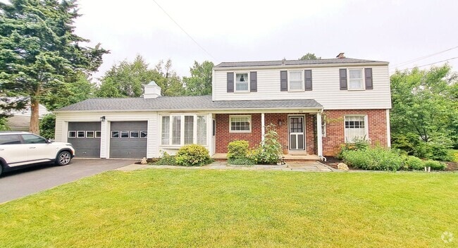 Building Photo - Fully Furnished 4 Bed / 1-1/2 Bath Single ... Rental