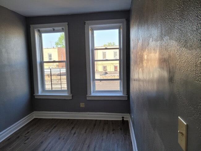 RM 2 - 151 E 95th St Unit 2R