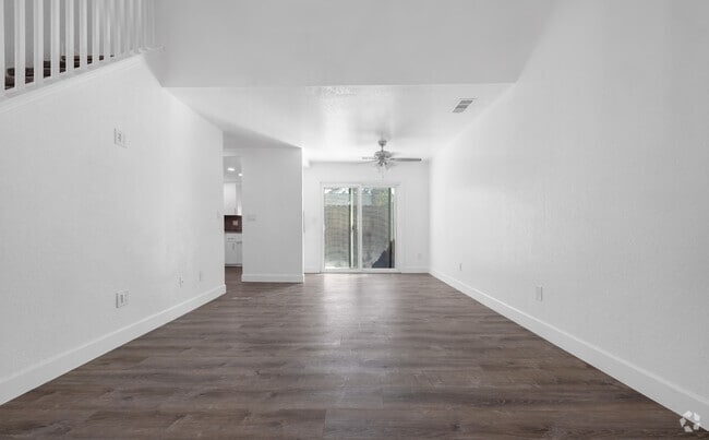 3 habitaciones, 2 baños - 1050 pies cuadrados - Sala de estar - Shadow Glen Townhouse Apartments