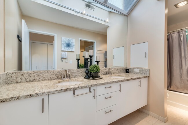 Building Photo - 1604 Lakeview Blvd E