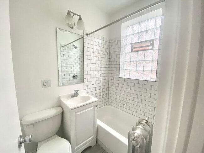 Photo - 4241 N Kenmore Ave Unit 303