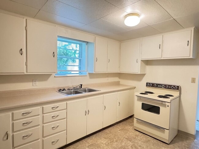 Photo - 1 BEDROOM, 1 BATHROOM, GARDEN LEVEL APARTM...