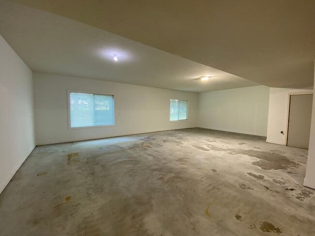 Photo - Beautiful single family home With 6 Car At...