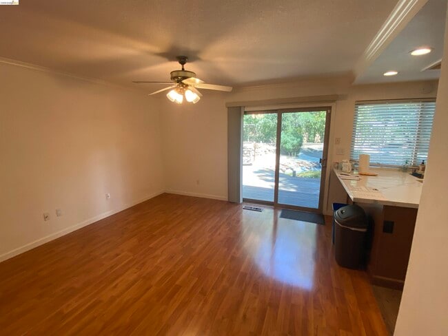 Photo - 894 St John Cir