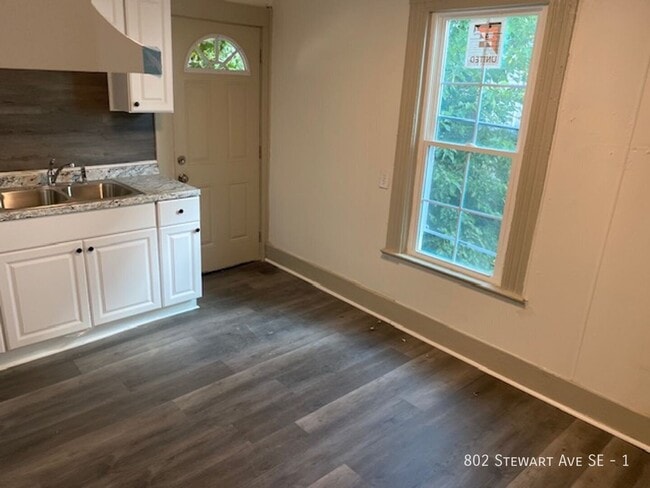 802 Stewart Ave SE Unit 1
