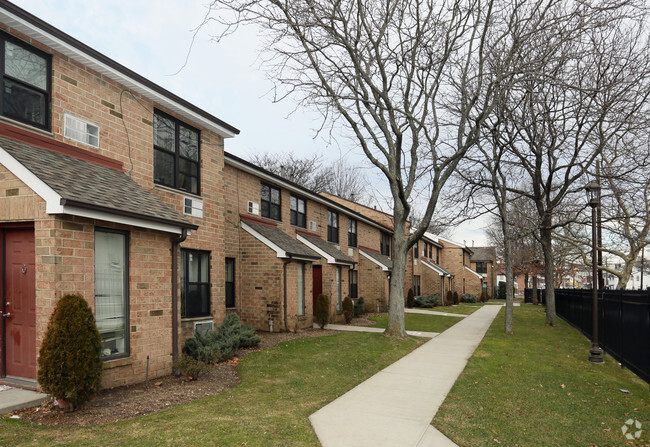 Adams Court Apartments - Adams Court Apartments